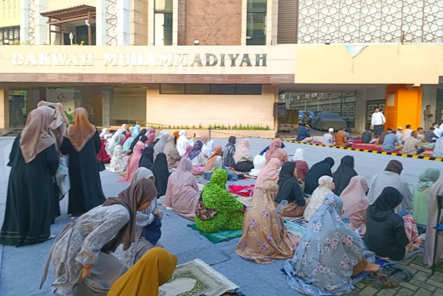 Umat muslim tiba untuk melaksanakan Salat Idul Fitri 1445 H di Kantor PP Muhammadiyah, Jakarta Pusat, Rabu (10/4/2024). Foto: Fadhil Pramudya/kumparan