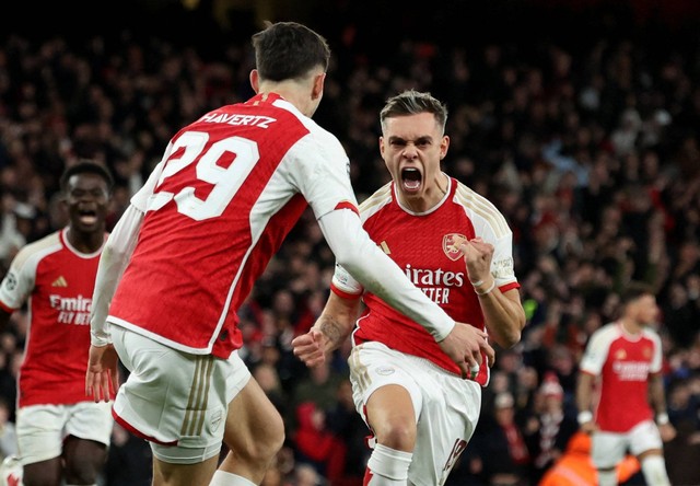 Selebrasi gol Leandro Trossard saat laga Arsenal vs Bayern Muenchen dalam leg pertama perempat final Liga Champions 2023/24 di Stadion Emirates, London, pada Rabu (10/4) dini hari WIB. Foto: REUTERS/David Klein