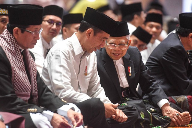 Presiden Joko Widodo (tengah) berbincang dengan Wakil Presiden Ma'ruf Amin dan Imam Besar Masjid Istiqlal Nasaruddin Umar (kiri) saat akan melaksanakan Salat Idul Fitri 1445 H di Masjid Istiqlal, Jakarta Pusat, Rabu (10/4/2024). Foto: Muhammad Adimaja/ANTARA FOTO