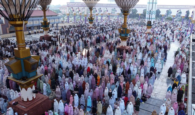 Foto udara sejumlah umat muslim melaksanakan Salat Idul Fitri 1445 Hijriah di Masjid Agung Jawa Tengah (MAJT), Semarang, Jawa Tengah, Rabu (10/4/2024). Foto: Makna Zaezar/ANTARA FOTO