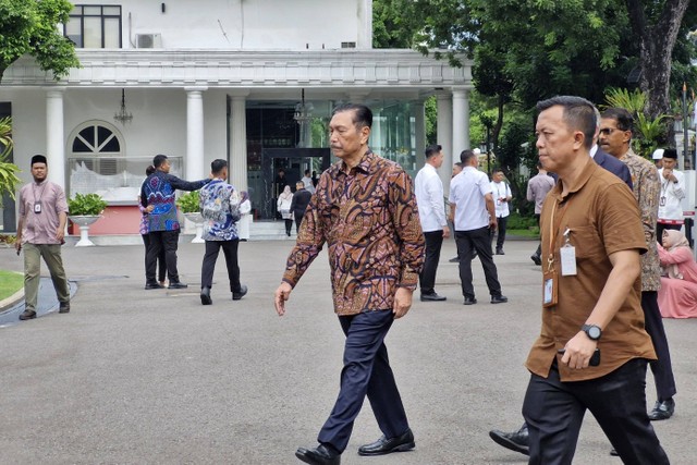 Menko Marves Luhut Binsar Pandjaitan tiba untuk halalbihalal dengan Presiden Jokowi di Istana Negara, Jakarta, Rabu (10/4/2024). Foto: Nadia Riso/kumparan