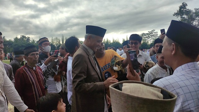 Ganjar Pranowo setelah menunaikan ibadah salat Id di Lapangan Dolo, Wedomartani, Sleman. Foto: Nawalre Bujanadi/Pandangan Jogja