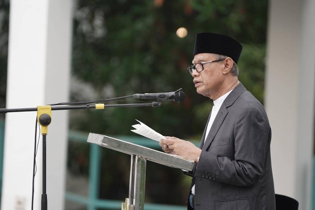 Ketua Umum PP Muhammadiyah Haedar Nashir saat menyampaikan kotbah Idul Fitri 1445 H di Yogyakarta Rabu (10/4/2024). Foto: Dok. Istimewa