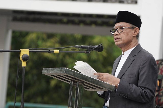 Ketua Umum PP Muhammadiyah Haedar Nashir saat menyampaikan kotbah Idul Fitri 1445 H di Yogyakarta Rabu (10/4/2024). Foto: Dok. Istimewa