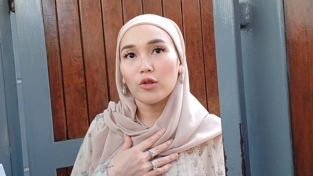 Penyanyi dangdut Ayu Ting Ting usai melaksanakan ibadah Salat Id di Masjid Al-Huda, Mekar Jaya, Depok,  Rabu (10/4/2024). Foto: Vincentius Mario/kumparan