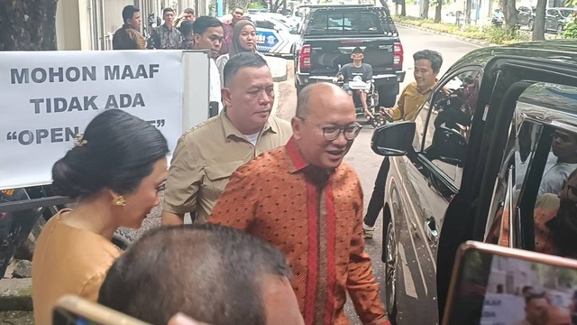 Ketua TKN Prabowo-Gibran, Rosan Roeslani menyambangi rumah Megawati Soekarnoputri, Jakarta Pusat, Rabu (10/4/2024). Foto: Fadlan Nuril Fahmi/kumparan