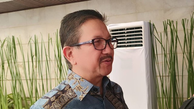 Presiden Direktur PT Freeport Indonesia (PTFI) Tony Wenas di kediaman Menteri Investasi Bahlil Lahadalia, Rabu (10/4/2024). Foto: Ave Airiza Gunanto/kumparan