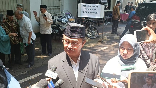 Eks Ketua MK, Jimly Asshiddiqie saat halal bihalal di kediaman Megawati Soekarnoputri, Jakarta Pusat, Rabu (10/4/2024). Foto: Fadlan Nuril Fahmi/kumparan
