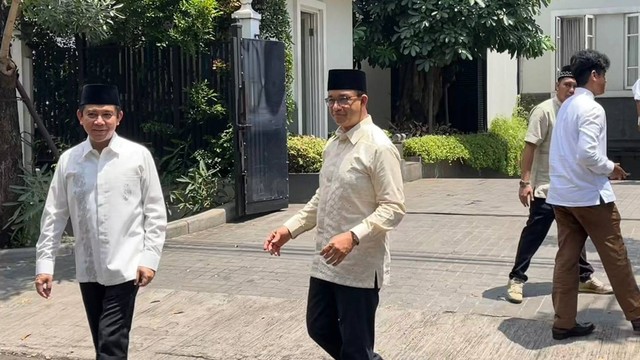Anies Baswedan silaturahmi ke kediaman Wapres ke-10 dan ke-12 Jusuf Kalla di Jalan Brawijaya, Jakarta, Rabu (10/4/2024). Foto: Haya Syahira/kumparan
