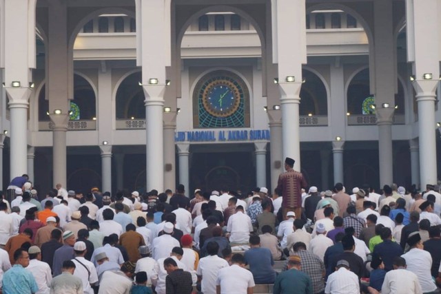 Umat muslim melaksanakan Salat Idul Fitri 1445 H di Masjid Al-Akbar Surabaya, Rabu (10/4/2024). Foto: Dok. Istimewa