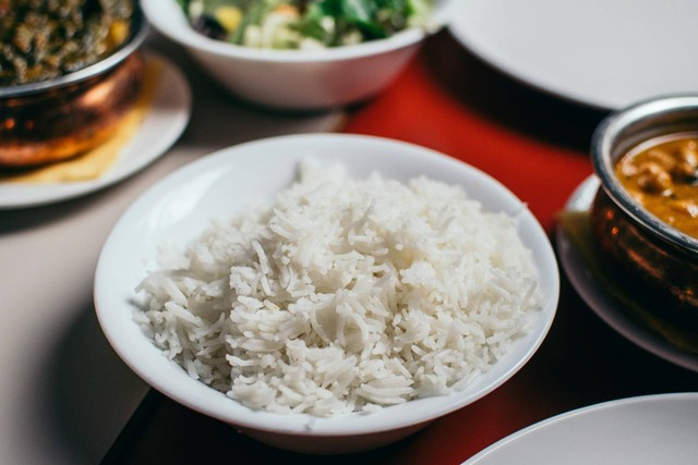 Ilustrasi berapa kalori 3 sendok nasi? - Sumber: Unsplash/Pille R. Priske