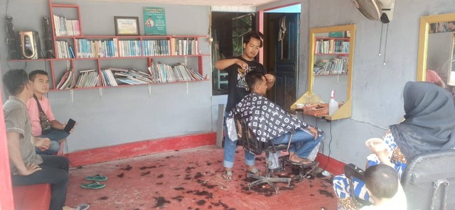 Salah satu pangkas rambut di Mempawah. Jelang lebaran pangkas rambut banjir pelanggan, bisa capai 40 orang dalam sehari, Foto: Muhammad Zain/Hi!Pontianak