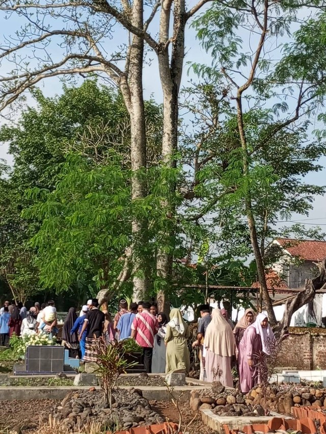 Orang bersalaman sembari berjalan ke kuburan, Sumber : Dokumen Pribadi