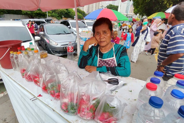 Sani (70) penjual bunga di depan TPU Karet Bivak, Jakarta Pusat, Rabu (10/4/2024) Foto: Jonathan Devin/kumparan