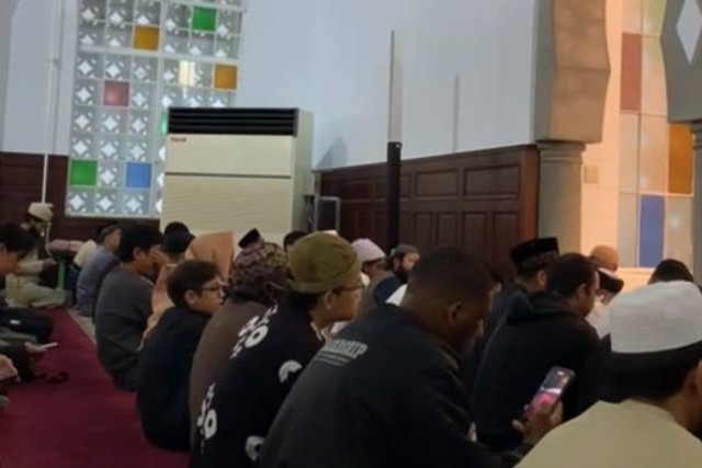 Sejumlah Warga Negara Indonesia (WNI)  melaksanakan Salat Idul Fitri 1445 H di Grand Mosque Taiwan, Rabu (10/4/2024). Foto: Dok. RM Lutfi