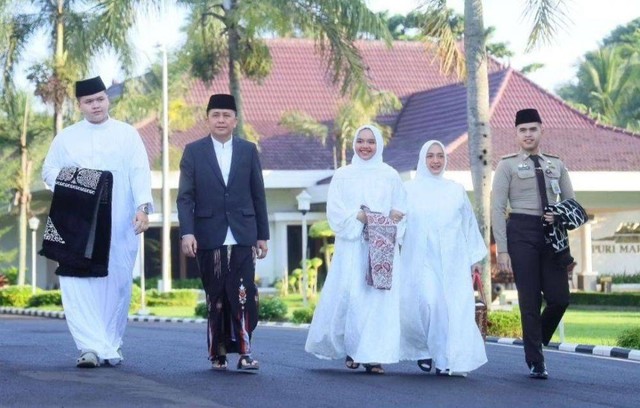 Pj Gubernur Sumsel Agus Fatoni saat bersama istri dan anak-anaknya, Foto : Istimewa