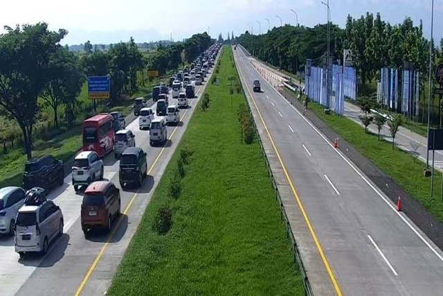 Kepadatan KM 164 A Tol Cikopo Palimanan (Cipali), Kamis (11/4/2024). Foto: Astra Infra Tol Cipali