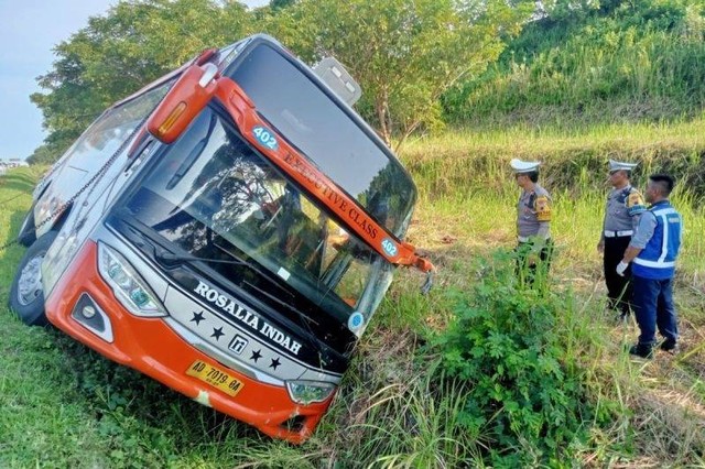 Bus Rosalia Indah kecelakaan di Tol Kendal. Foto: Humas Polda Jateng/HO/ANTARA
