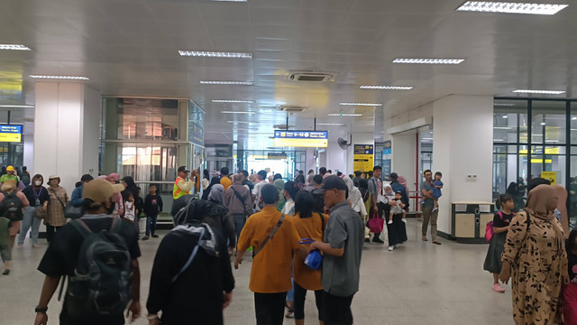Suasana keramaian di Stasiun Manggarai, Jakarta, Kamis (11/4/2024). Foto: Ave Airiza Gunanto/kumparan