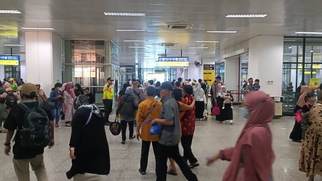 Suasana keramaian di Stasiun Manggarai, Jakarta, Kamis (11/4/2024). Foto: Ave Airiza Gunanto/kumparan