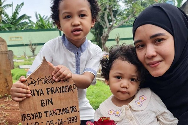 Istri Babe Cabita nyekar ke makam suaminya. Foto: Instagram/@fatiyw