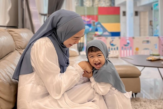 Ria Ricis rayakan Lebaran bersama anaknya. Foto: Instagram/@riaricis1795