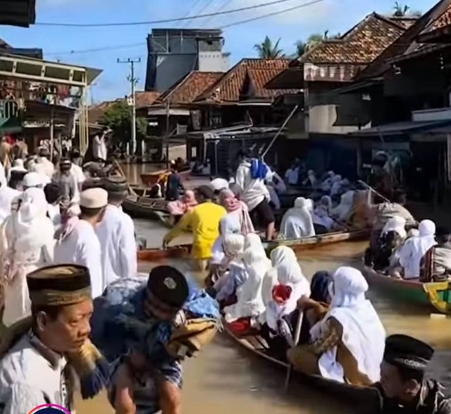 Masyarakat saat meninggalkan masjid menggunakan perahu, Foto : Istimewa