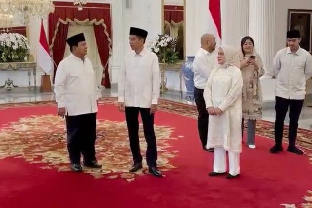Menhan Prabowo Subianto berbincang dengan Presiden Joko Widodo saat bertemu di Istana Negara, Jakarta, Kamis (11/4/2024). Foto: Dok. Istimewa