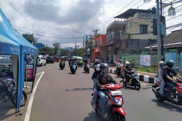 Arus lalu lintas di Puncak, Cianjur, Kamis (11/4/2024). Foto: Dok. Istimewa