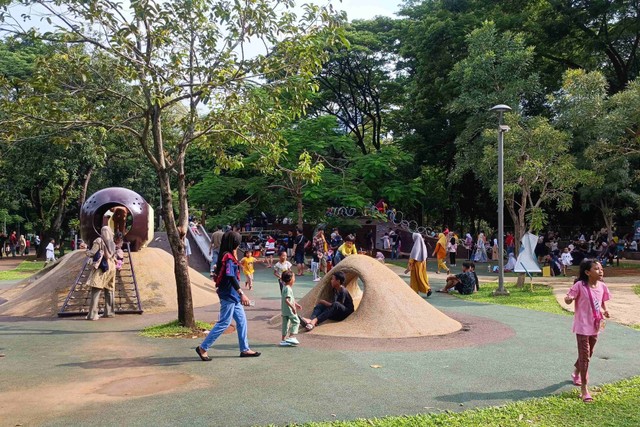Suasan taman bermain di Tebet Eco Park saat hari kedua Libur Lebaran 2024, Kamis (11/4/2024) Foto: Thomas Bosco/kumparan