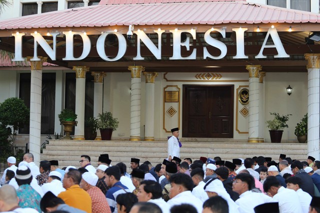 Suasana Warga Negara Indonesia (WNI) berkumpul untuk merayakan Idul Fitri 1445 H di Wisma Indonesia Jeddah, Rabu (10/4/2024) Foto: Dok kemlu.go.id