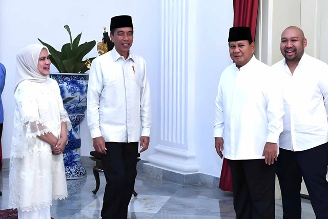 Prabowo Subianto bersama putranya bersilaturahmi Lebaran hari kedua mengunjungi Presiden Jokowi, Kamis (11/4/2024) Foto: Dok Tim Prabowo