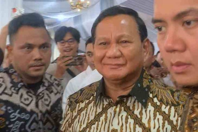 Senyum capres dengan suara terbanyak Prabowo Subianto saat ditanya kapan bertemu Megawati, Kamis (11/04/2024) Foto: Paulina Herasmaranindar/kumparan