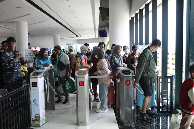 Para pemudik yang pulang kampung menggunakan kapal feri. Foto: dok. PT ASDP Indonesia Ferry