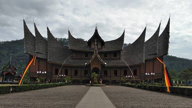 Ilustrasi rumah adat suku Minang. Sumber: realyusra/pixabay.com