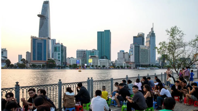 Suasana di Ho Chi Minh, Vietnam di mana banyak warga berkumpul.