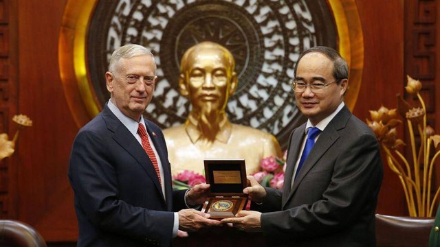 Menteri Pertahanan AS Jim Mattis (kiri) dan ketua partai komunis Kota Ho Chi Minh Nguyen Thien Nhan (kanan) memegang plakat dalam pertemuan di Kota Ho Chi Minh pada Oktober 2018 lalu.