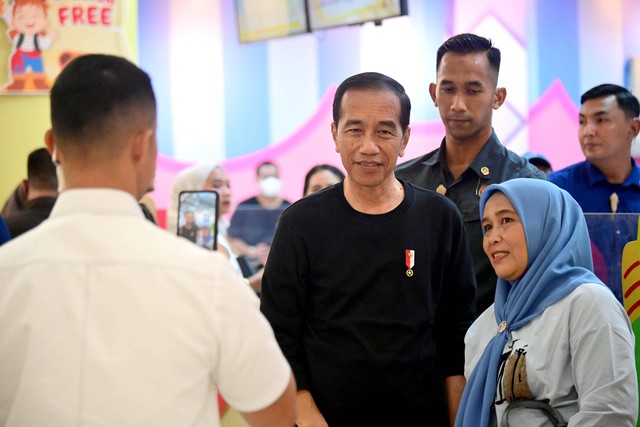Presiden Jokowi berkumpul dengan para cucu di Medan Foto: Muchlis Jr/Biro Pers Sekretariat Presiden