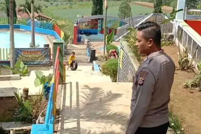 Personil Polsek Kertasari melaksanakan Patroli Pantai kegiatan Masyarakat di Lokasi Wisata Wilkum Polsek Kertasari. Foto: Instagram/@polsekkertasari