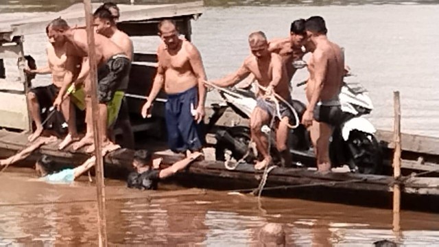 Warga membantu penumpang kapal klotok penyeberangan yang tenggelam di Sungai Kapuas. Foto: Dok. Polres Kubu Raya