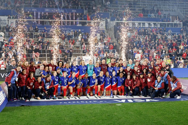 Tim Nasional Wanita AS merayakan kemenangan mereka usai pertandingan sepak bola final SheBelieves Cup melawan Kanada di Lower.com Field di Columbus, Ohio, 9 April 2024. Foto: Graham Stokes/AFP
