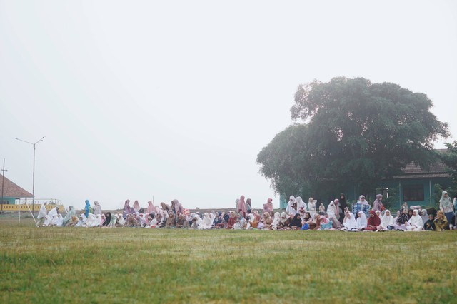 Tokoh Masyarakat Melakukan Kegiatan Sholat Ied di Lapangan. Dok: Pribadi.