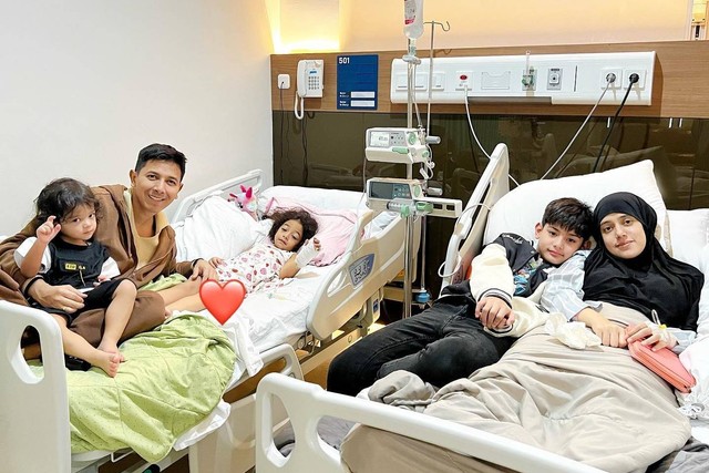 Keluarga Sonny Septian-Fairuz A Rafiq rayakan Lebaran di RS. Foto: Instagram/@sonnyseptian