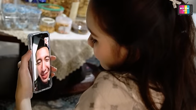 Ayu Ting Ting video call dengan kekasihnya. Foto: YouTube Qiss You TV