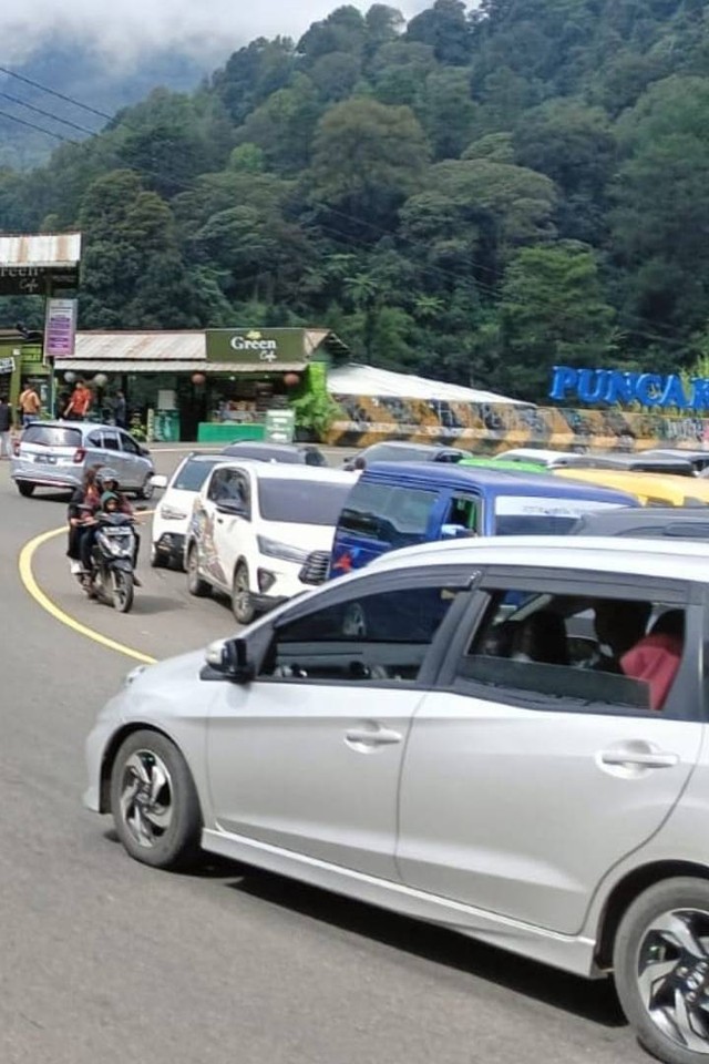 Suasana arus lalin di Puncak Cianjur, Jumat (12/4/2024). Foto: Dok. Istimewa