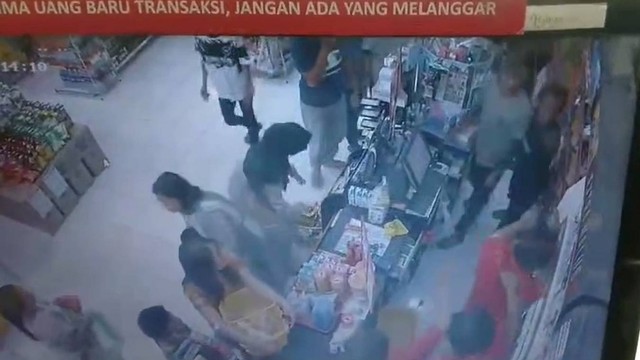 Aksi premanisme di minimarket di Karawang. Foto: Dok. Istimewa