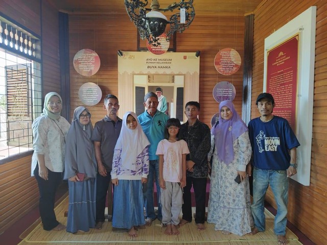 Penulis bersama keluarga berfoto dengan salah satu anak bungsu Buya Hamka, Amir Syakib, di dalam museum Buya Hamka. Foto: Penulis