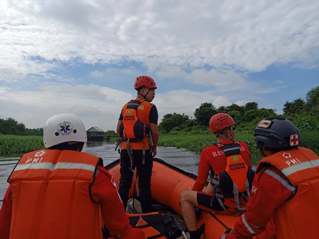 Tim Basarnas Palembang saat melakukan penyisiran mencari korban yang tenggelam. (ist)