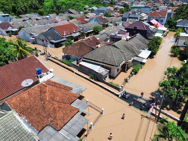 14 jam banjir genangi rumah warga di Teluk Betung Barat, Bandar Lampung, Jumat (12/4/2024) | Foto: Roza Hariqo / Lampung Geh