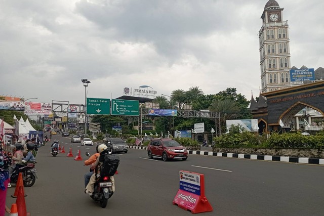Kondisi arus lalu lintas di Simpang Gadog, Bogor, Jawa Barat, Jumat (12/4/2024). Foto: kumparan